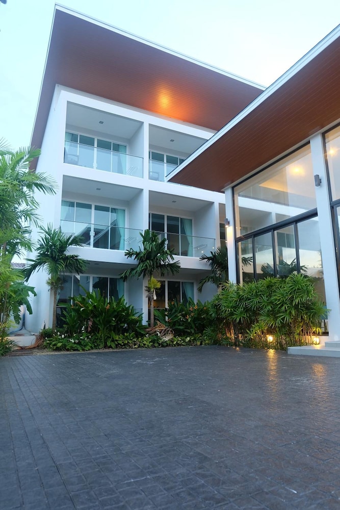 Clear House Resort 10/56