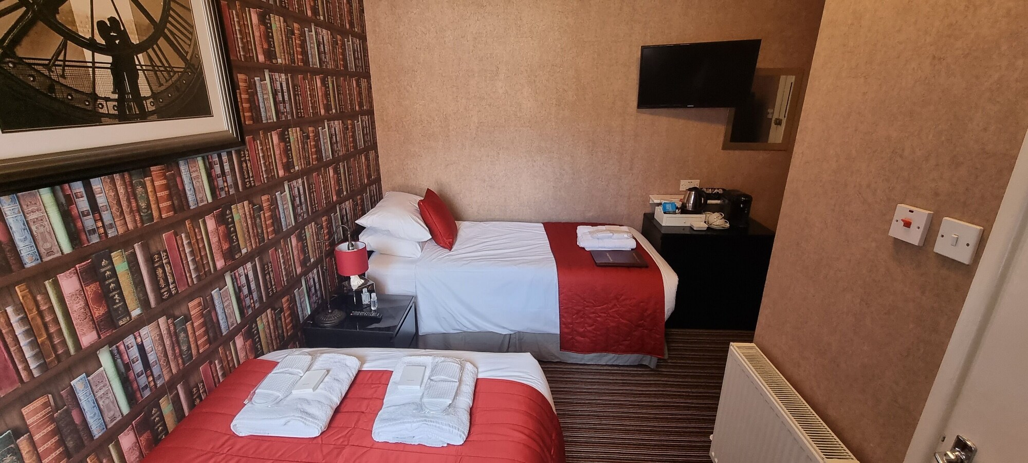 DELUXE, DOUBLE OR TWIN BED