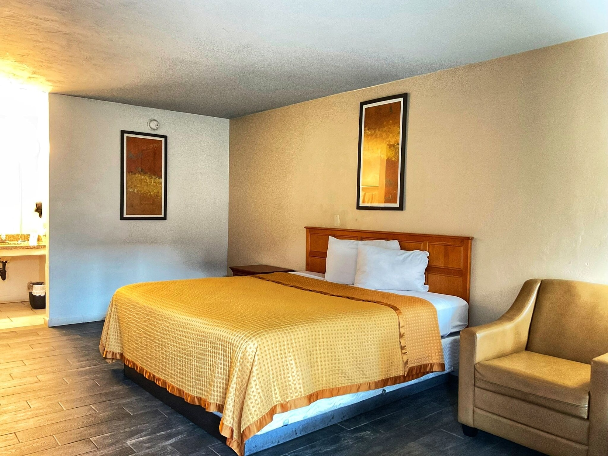 STANDARD, QUEEN BED