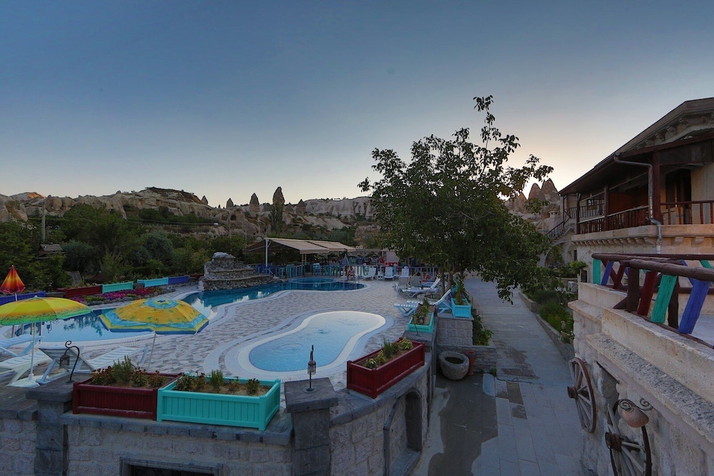 Holiday Cave Hotel 74/81