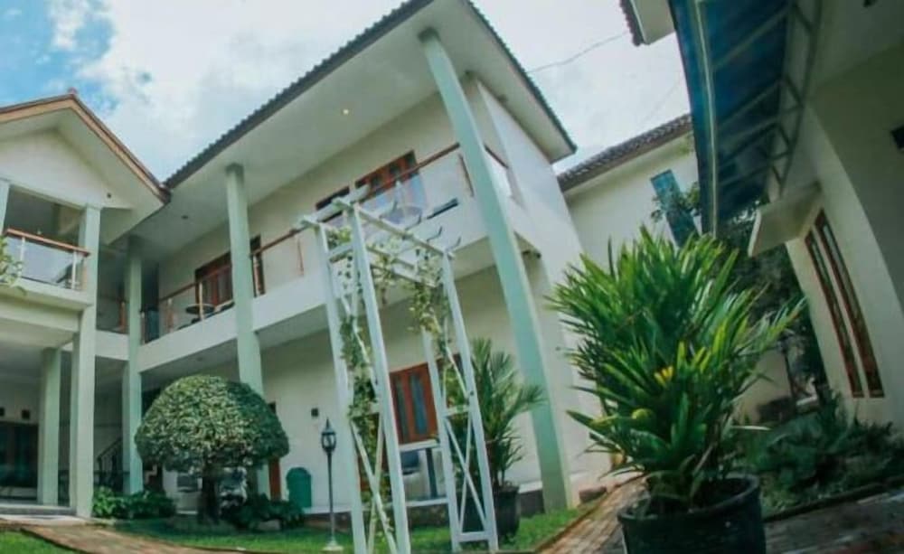 Aleyra Hotel and Villa Garut 2/50