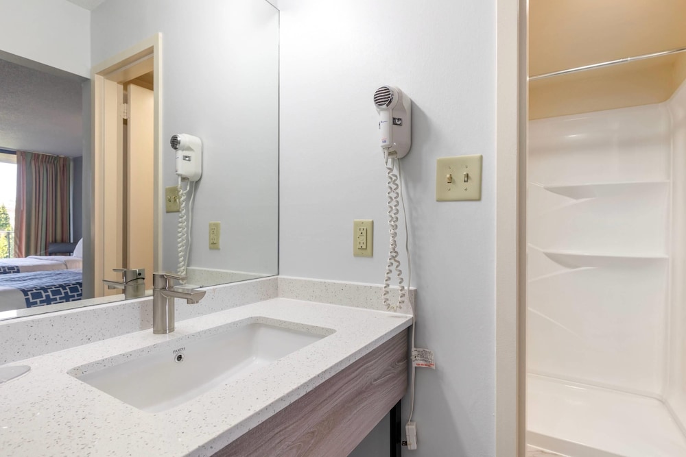 Efficiency, 2 Double Beds, Accessible، Suburban Studios Tysons Corner 6/6