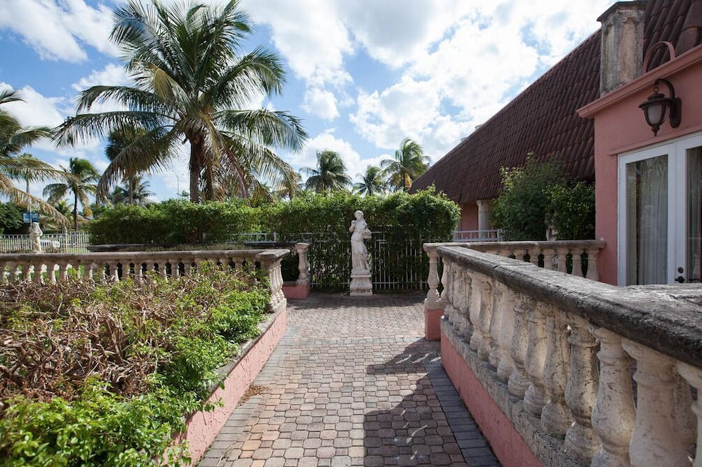 Miami Gardens Inn and Suites 25/30