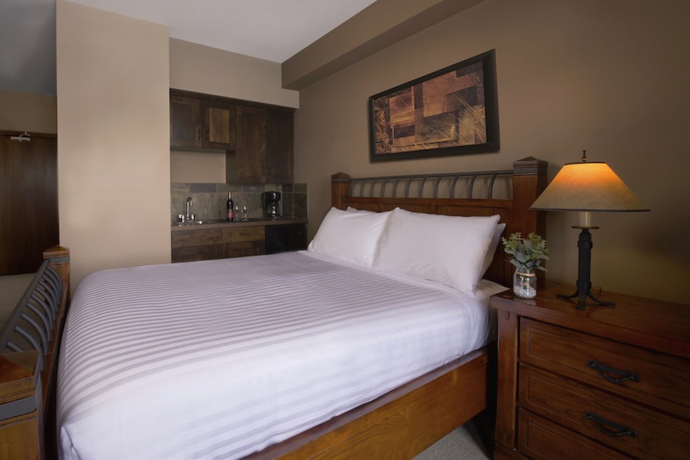 Glacier Mountaineer Lodge 10/32
