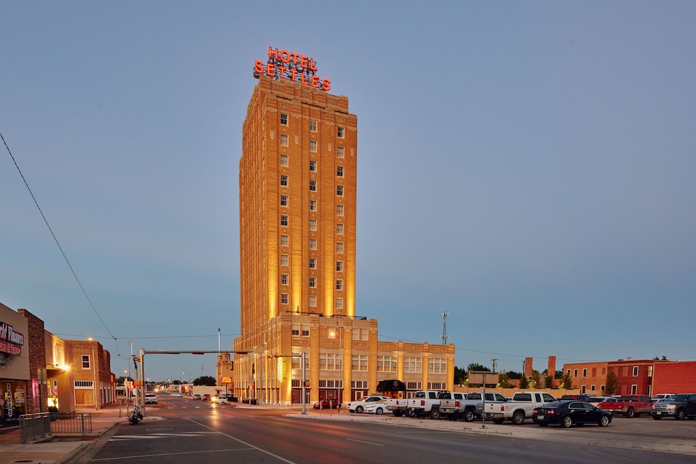 The Hotel Settles 2/35