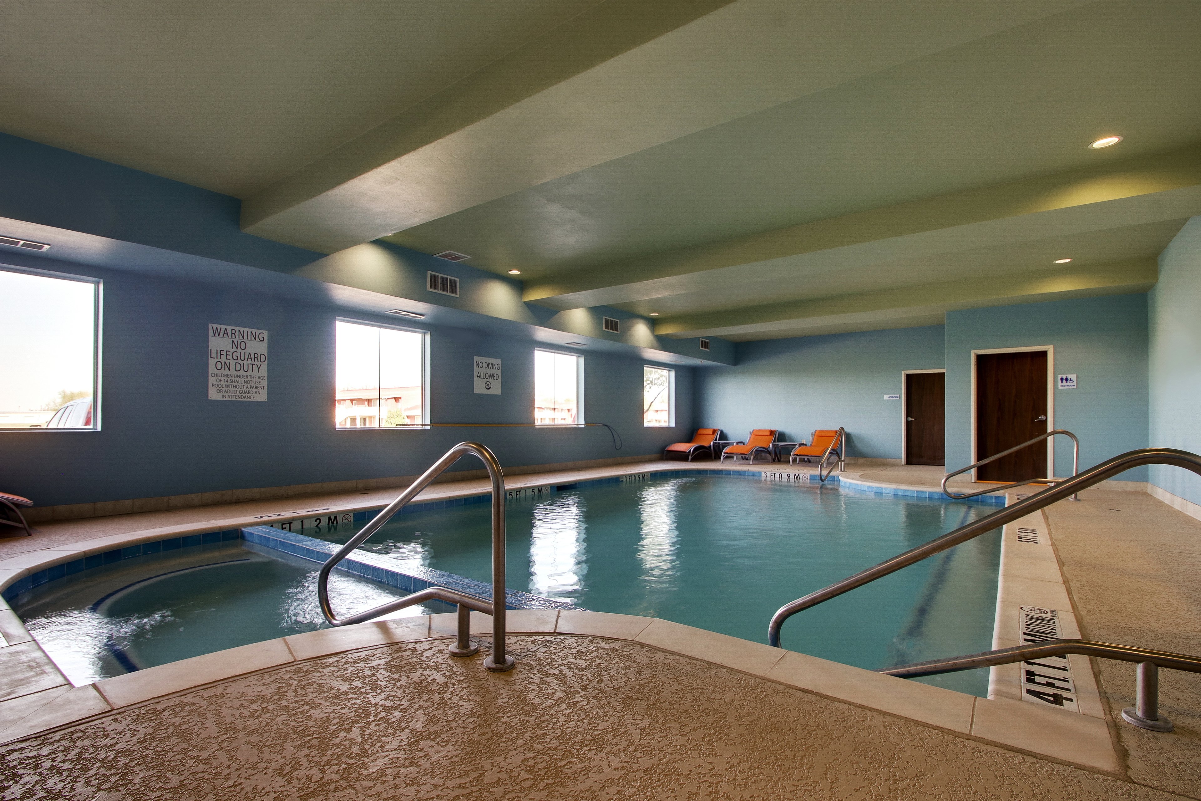 Holiday Inn Express Hotel & Suites Vernon College Area (HWY 287) 35/48