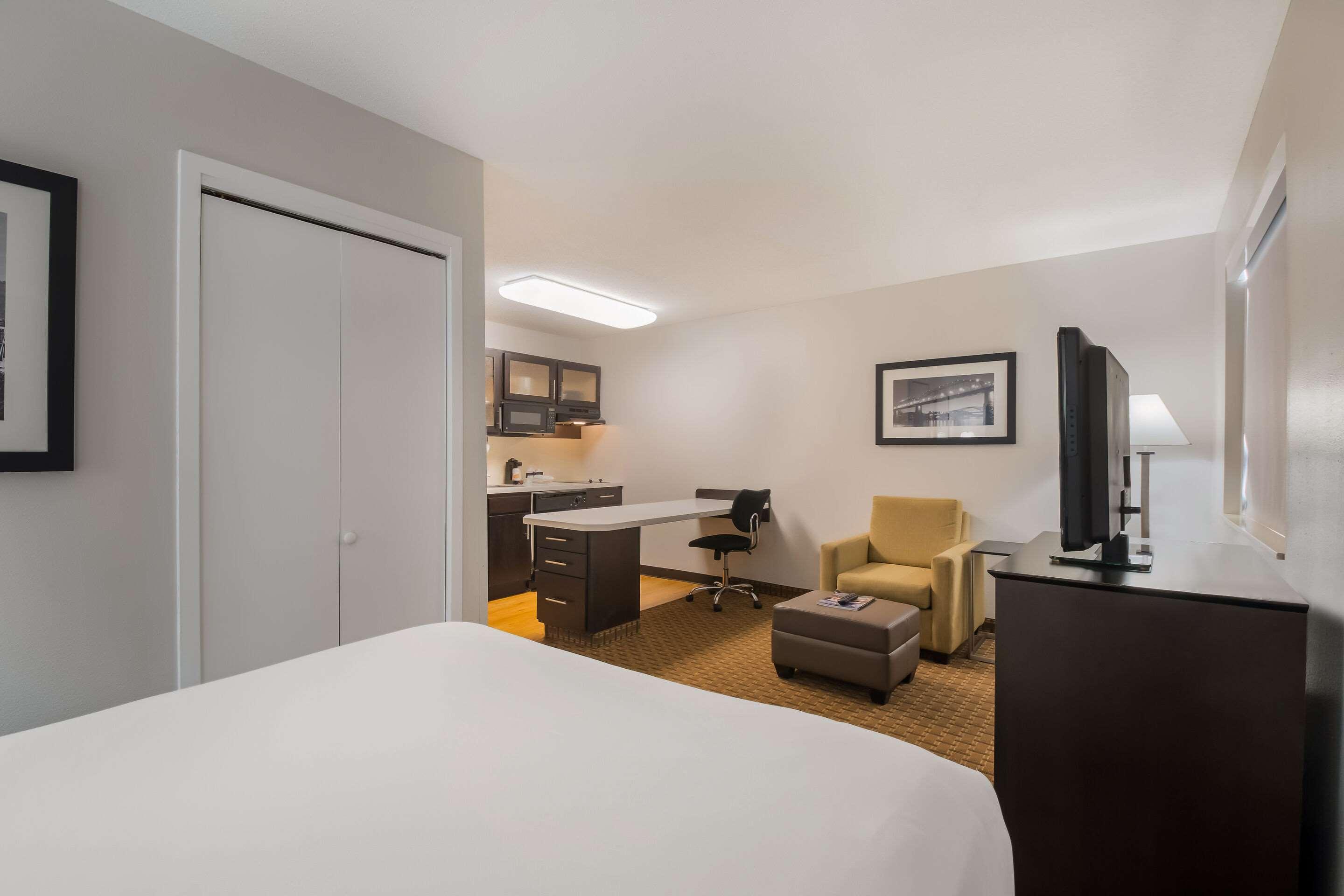 EFFICIENCY, SUITE, QUEEN BED