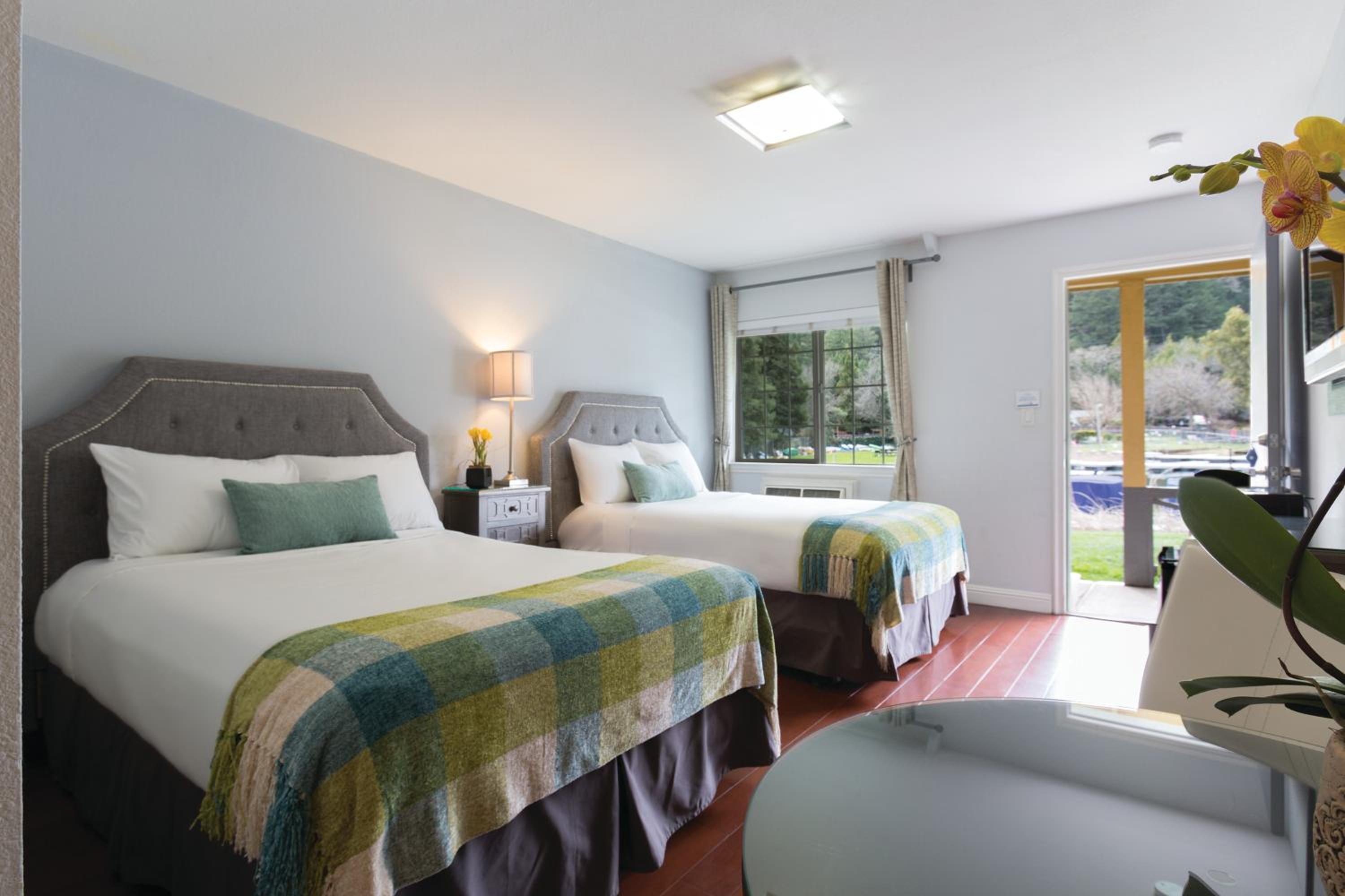 غرفة بسرير مزدوج بإطلالة على البحيرة، The Lodge At Blue Lakes 2/2