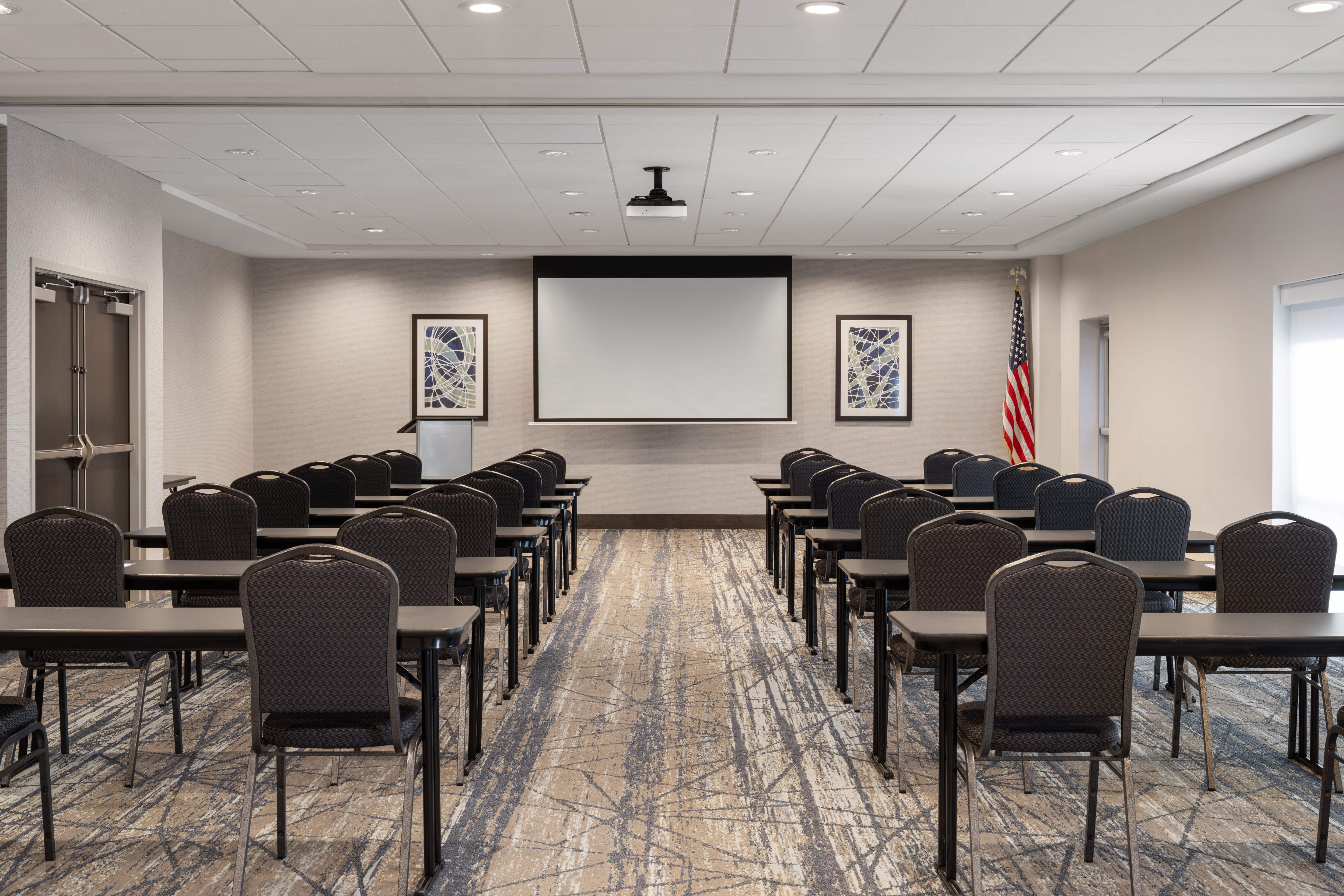 Holiday Inn Express Suites Tampa East Ybor City 48/56
