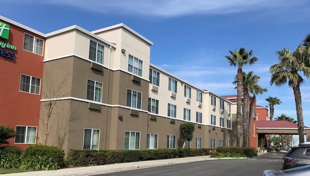 Holiday Inn Express Hotel & Suites Tracy 70/77