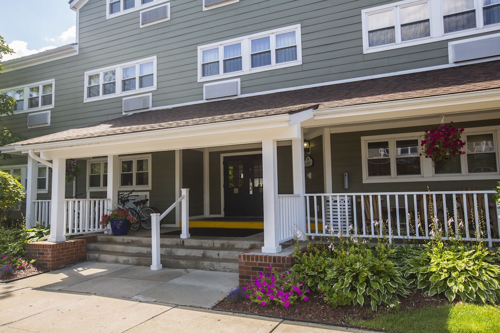 Ivy Court Inn And Suites 4/49