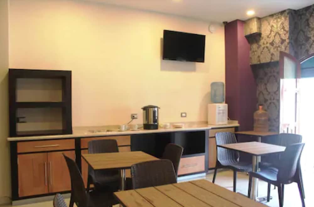 Hotel Leones 34/37