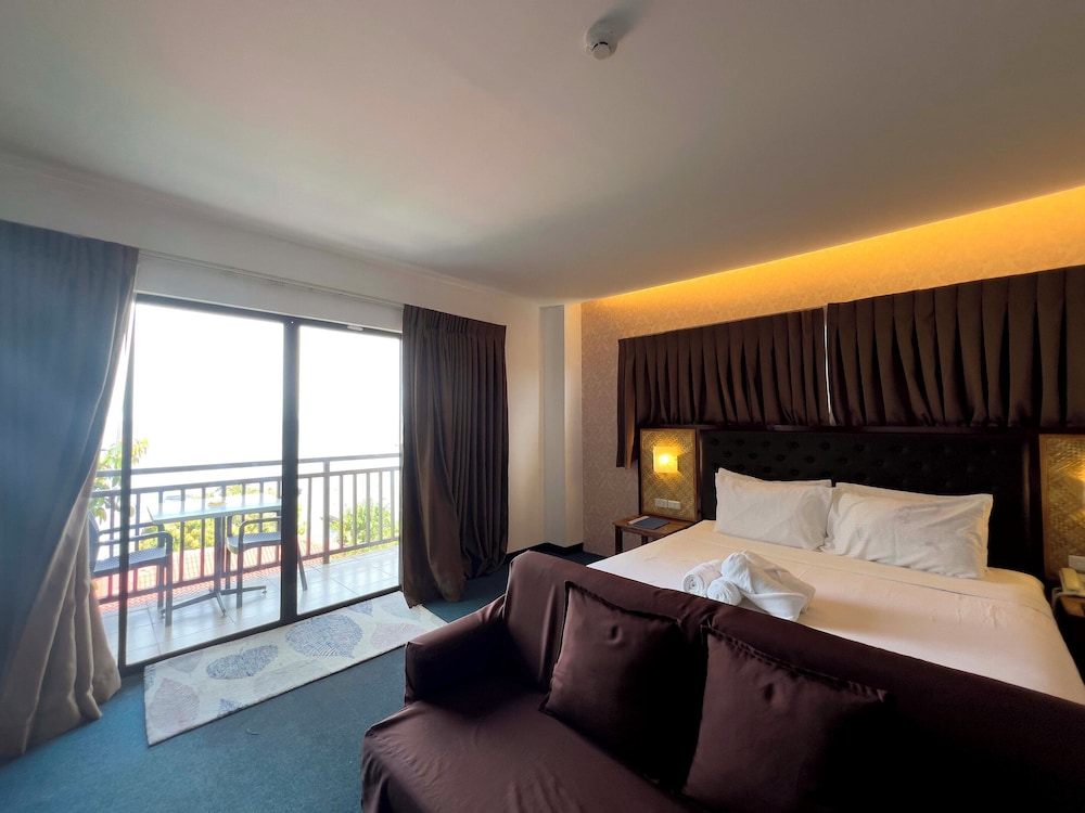 Deluxe, 1 King and 1 Single Beds, New Wing