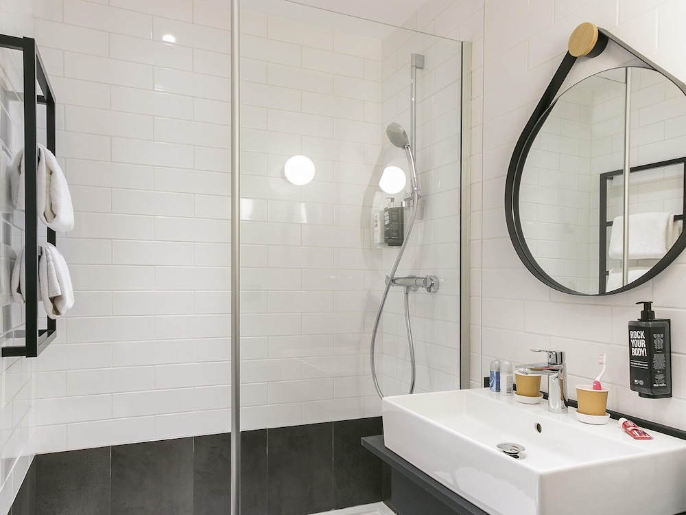 Ibis Avignon Sud 70/72