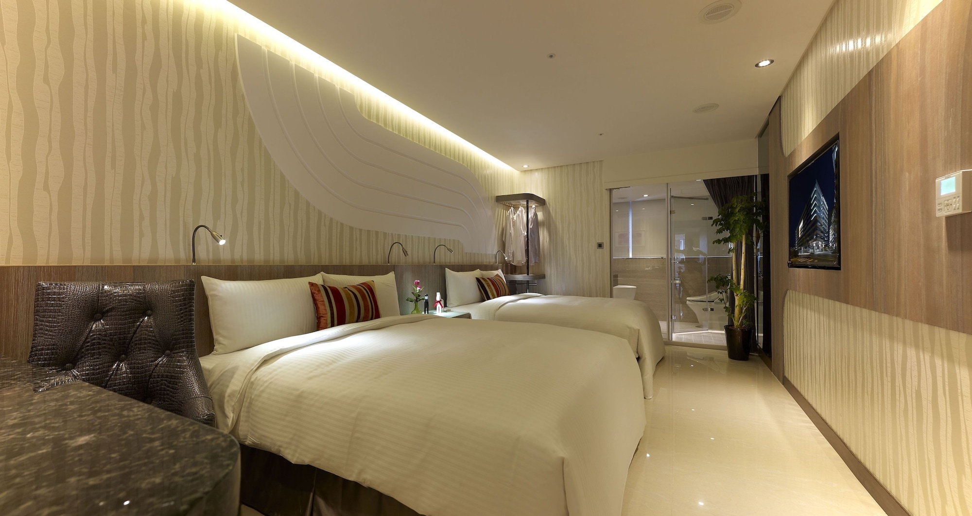 ROOM, QUADRUPLE