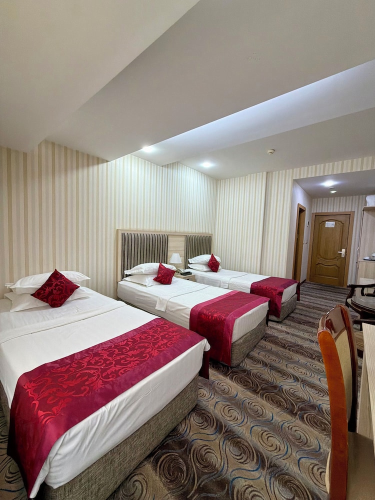 Royal Hotel 25/69