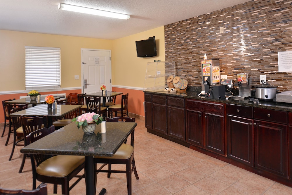 Douglas Inn And Suites 27/41