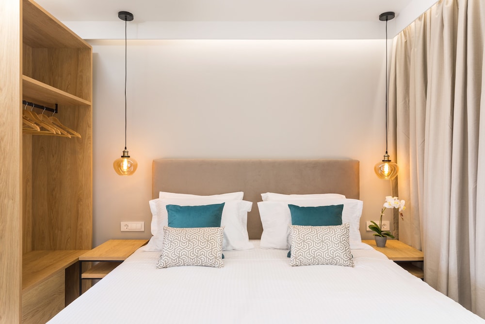 V Luxury Suites 14/50