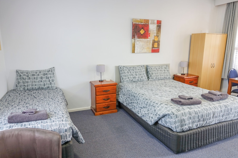 BAIRNSDALE MAIN MOTEL 6/27
