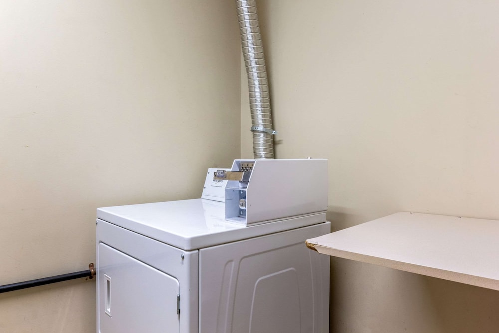 Econo Lodge Inn & Suites Evansville East 19/40