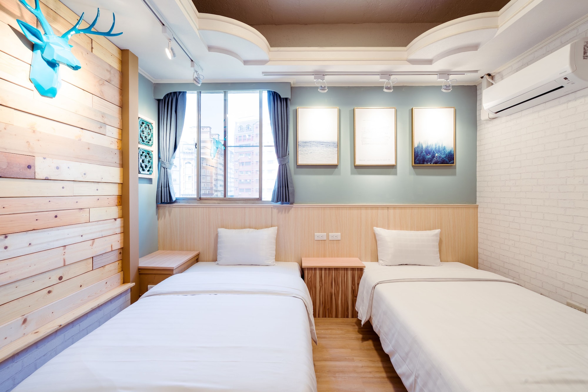 Gallery, Twin Beds