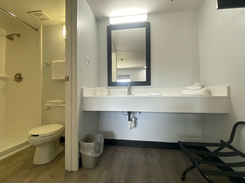 Motel6 Windsor Locks, CT - Hartford 64/66