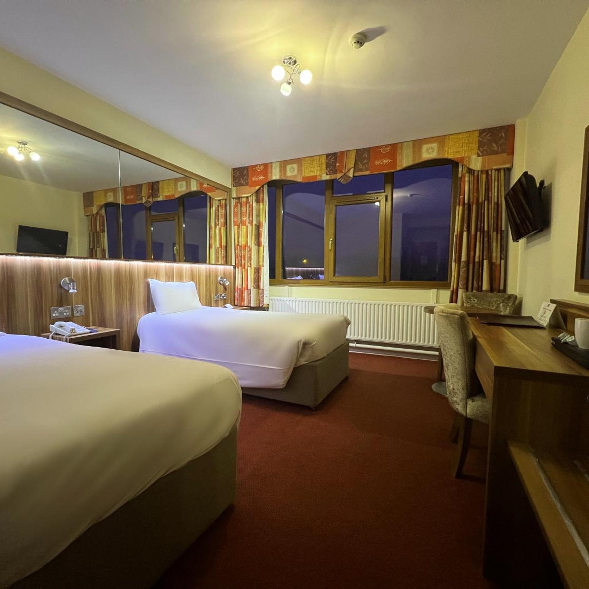 غرفة بسريرين منفصلين، West County Hotel 2/10