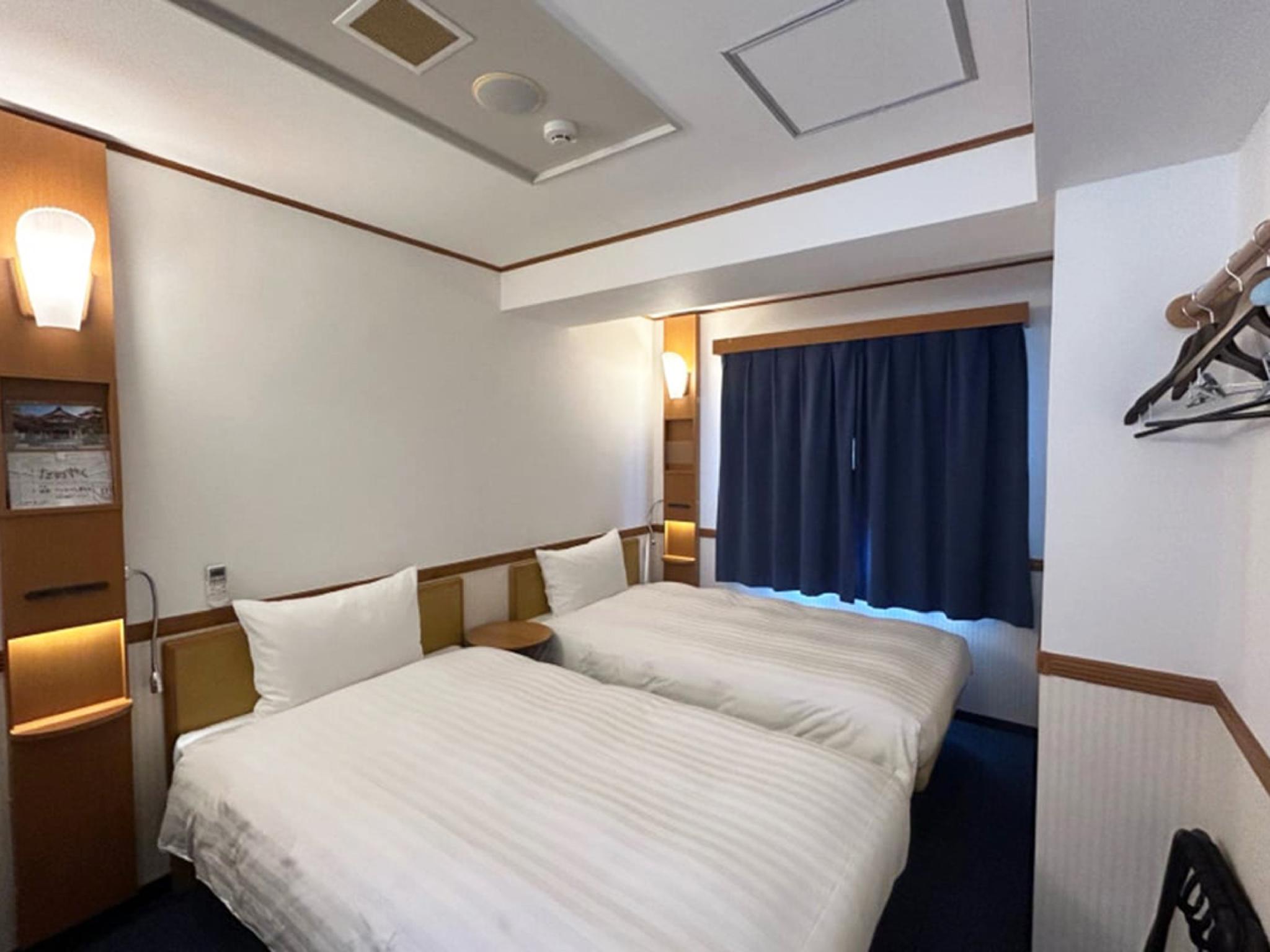 Room, Twin Beds, Smoking