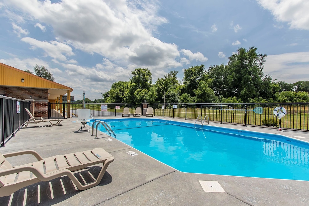 Econo Lodge Cornersville I-65 5/46