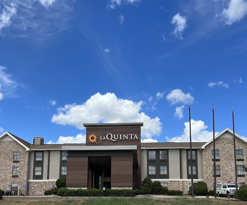 La Quinta Inn & Suites by Wyndham Denison - N. Lake Texoma 1/35