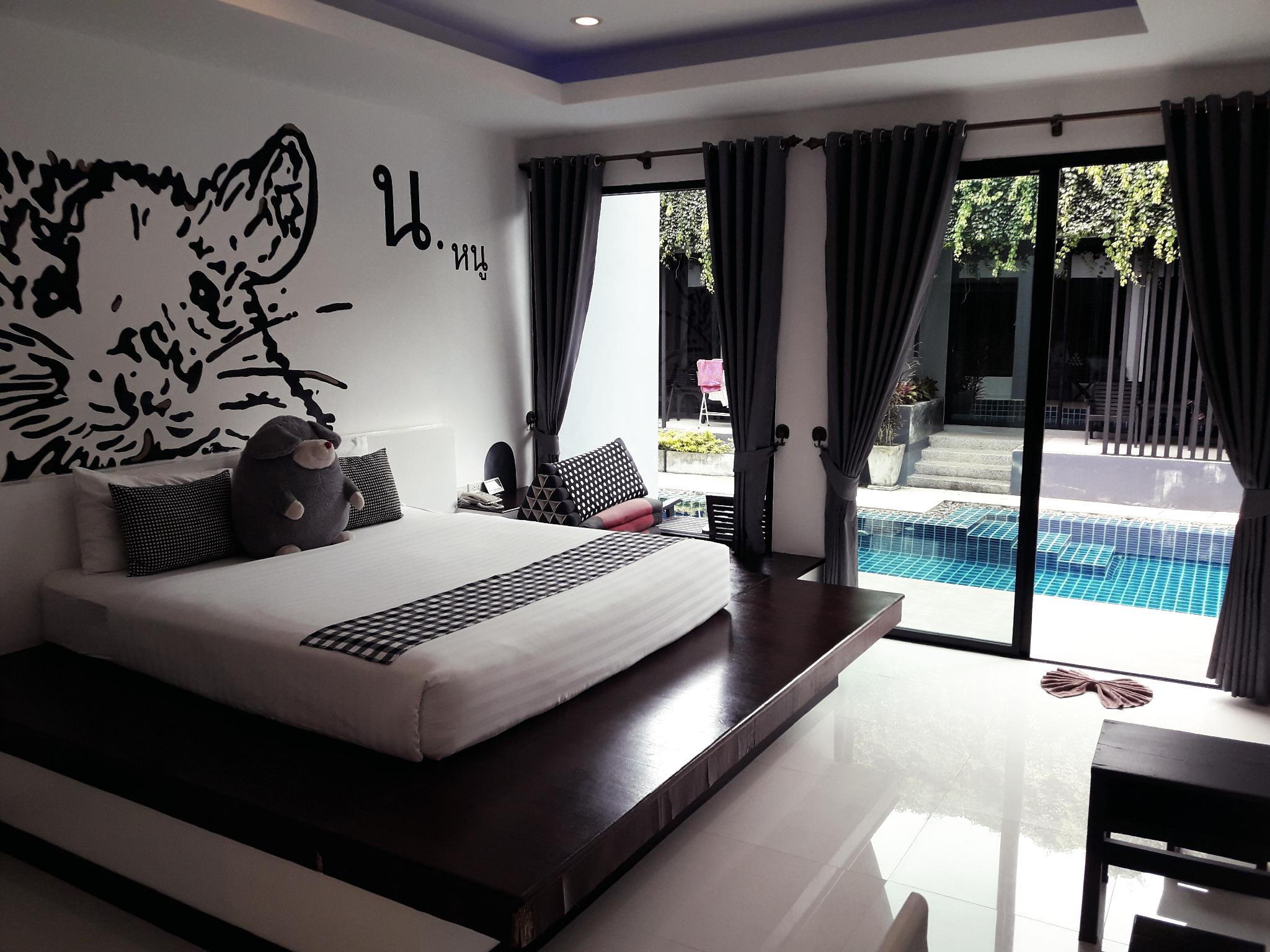DELUXE, POOL ACCESS