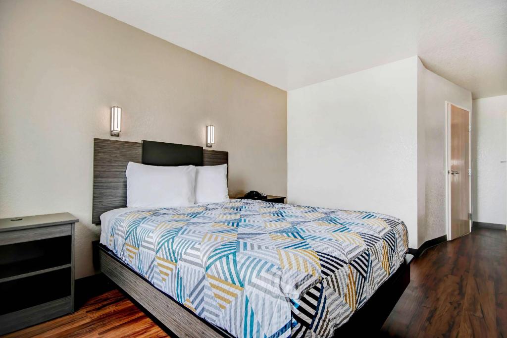 1 Queen Bed - Non-Smoking, Micfridge