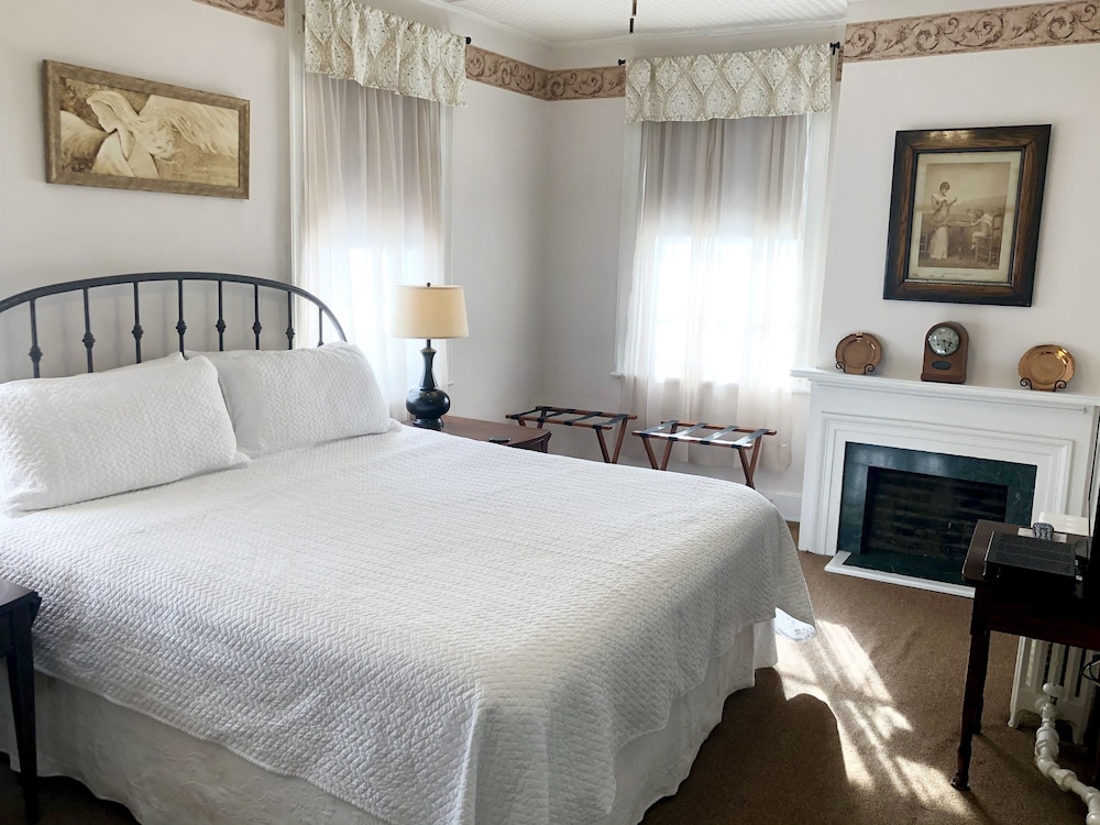Rogues Harbor Inn 13/50