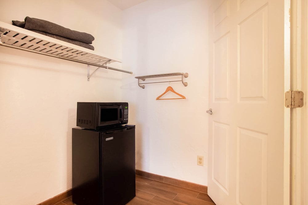 OYO Waterfront Hotel Cape Coral/Fort Myers, FL 17/51