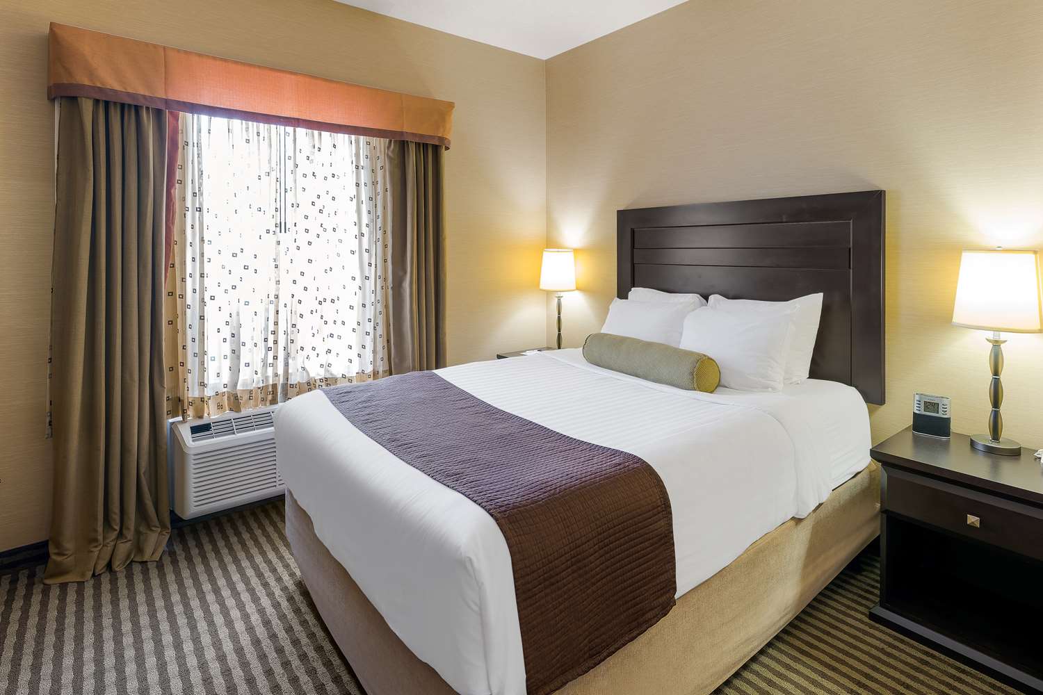 Suite, Queen Bed, Sofa, Living Area
