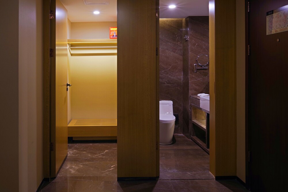 Superise Hotel 40/40