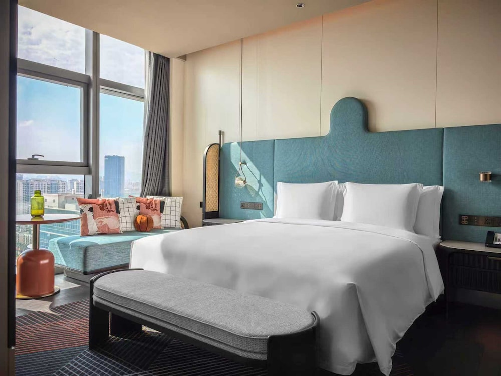 1 Bedroom, Suite, King Bed, Living and Dining Areas, Hotel Indigo Zhuhai Xiangzhou by IHG 2/9