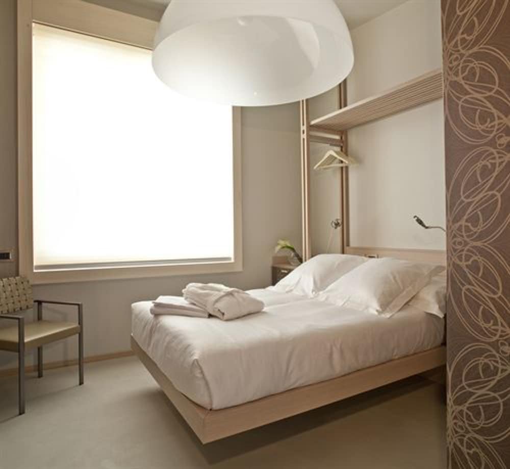 DELUXE, DOUBLE OR TWIN BED