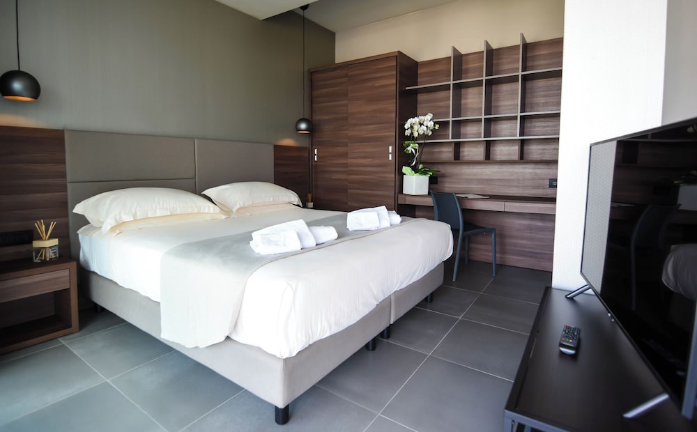Waldorf Suite Hotel 13/47