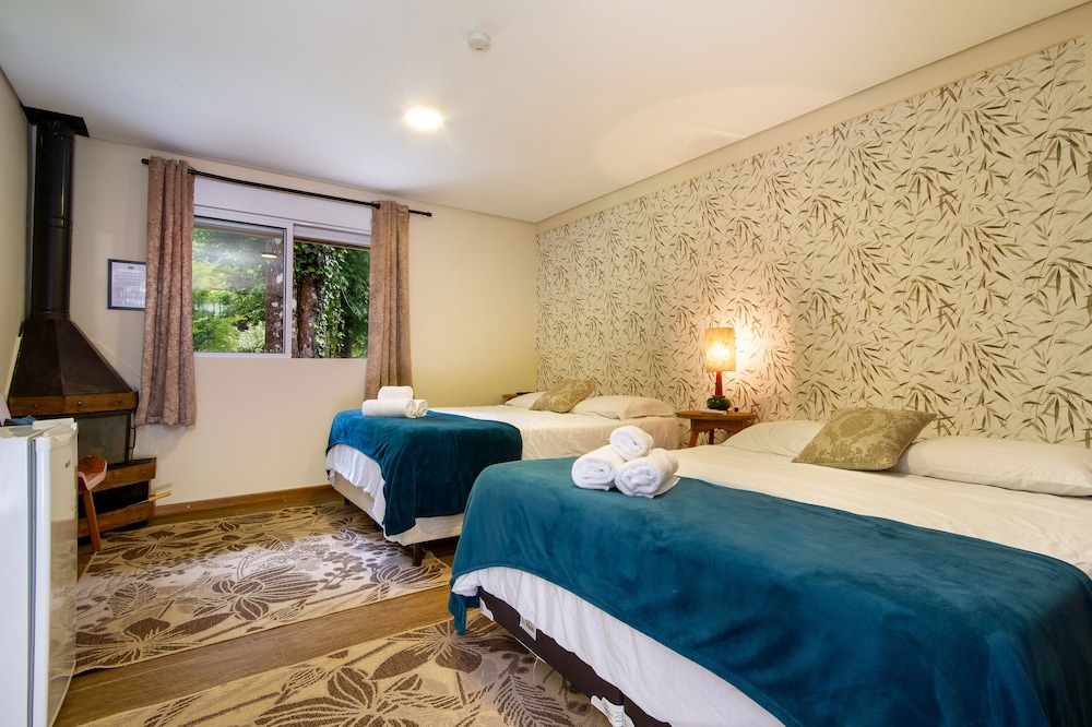 DELUXE, 2 QUEEN BEDS, JETTED TUB, GARDEN AREA