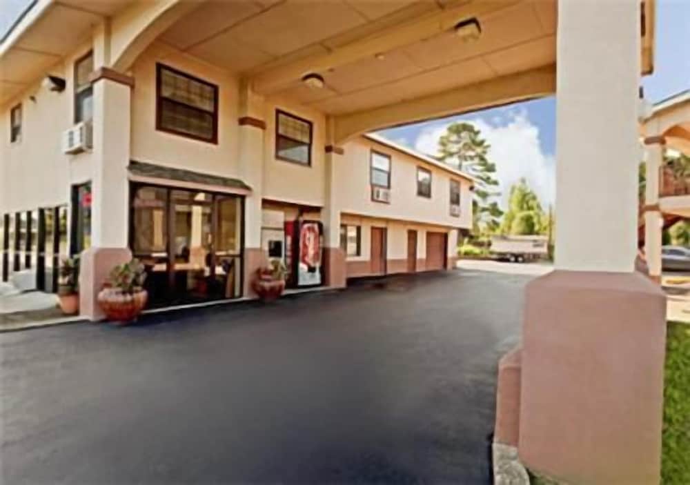 Apple Tree Inn 33/39