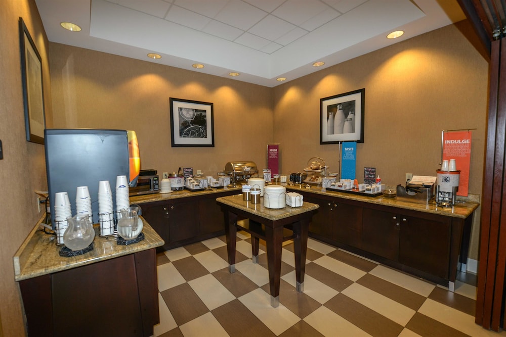 Hampton Inn Suites Bremerton 43/57