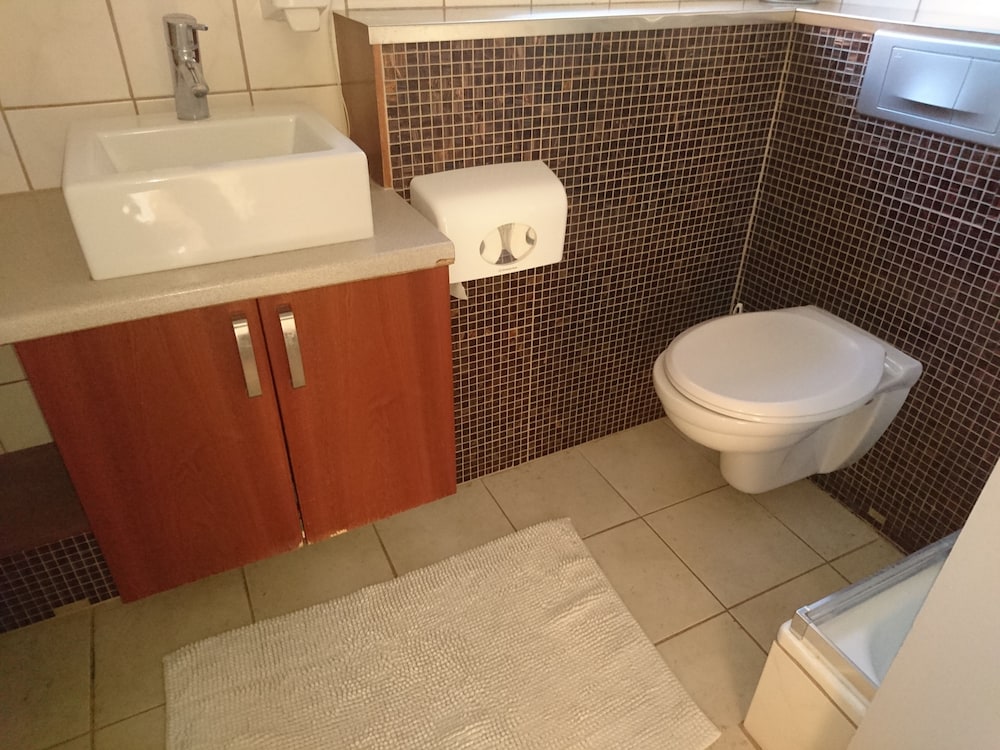 ROOM, SINGLE, SINGLE BED, SHARED BATHROOM