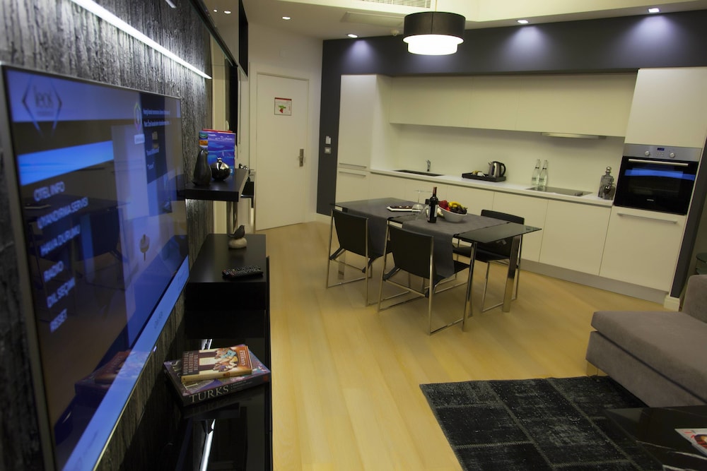 The Leos Residence 45/60