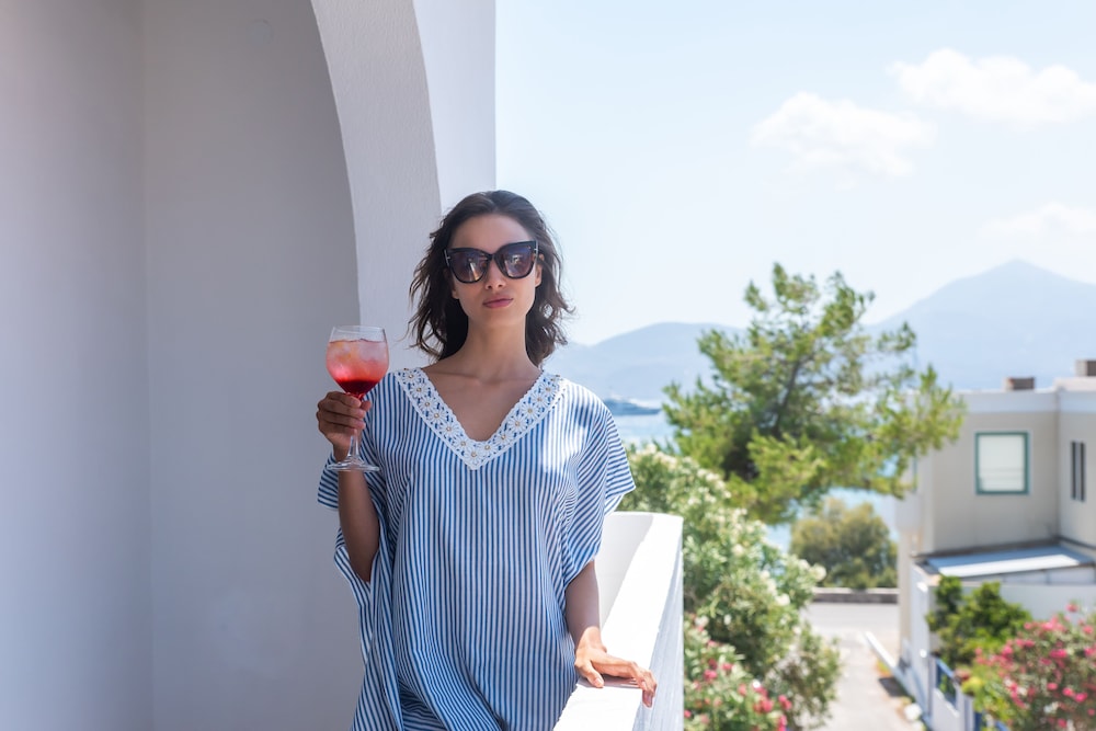 White Rock Milos Suites 5/55
