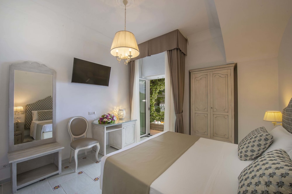 DELUXE, DOUBLE BED, SEA VIEW