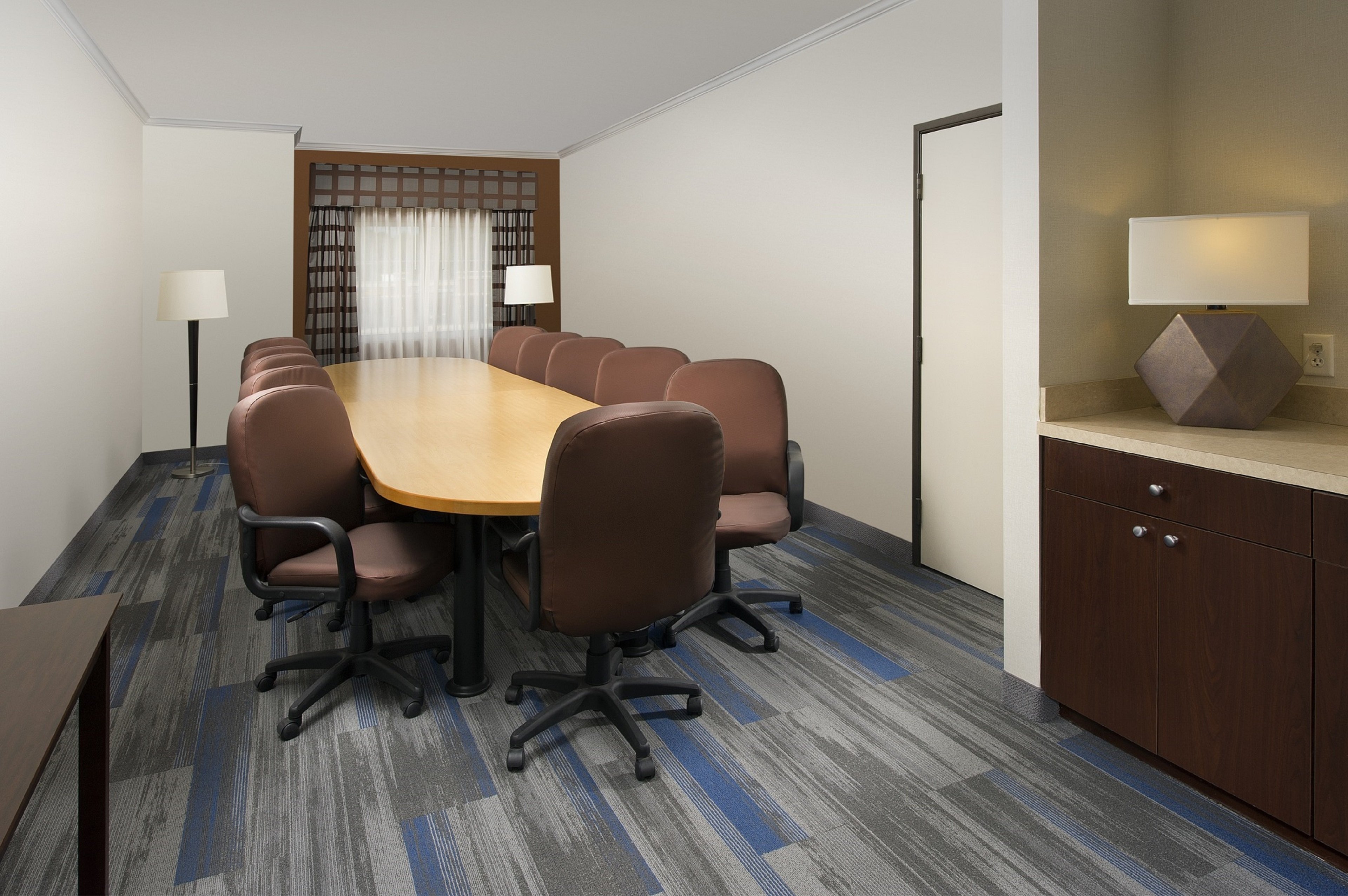 HOLIDAY INN EXPRESS & SUITES CHARLOTTESVILLE - RUCKERSVILLE 51/54