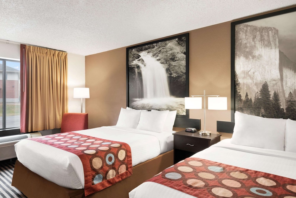 Super 8 by Wyndham Wausau 19/55