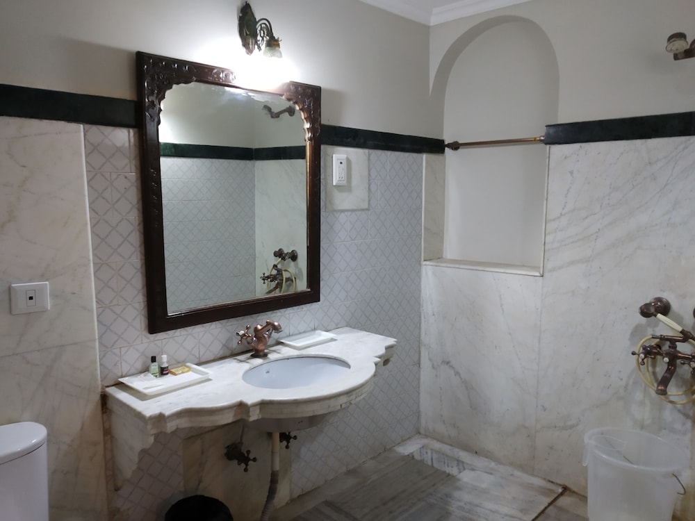 Vintage, King Bed، The Fort Ramgarh 4/4