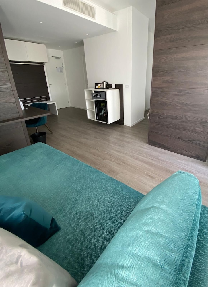 Solho Hotel 24/49